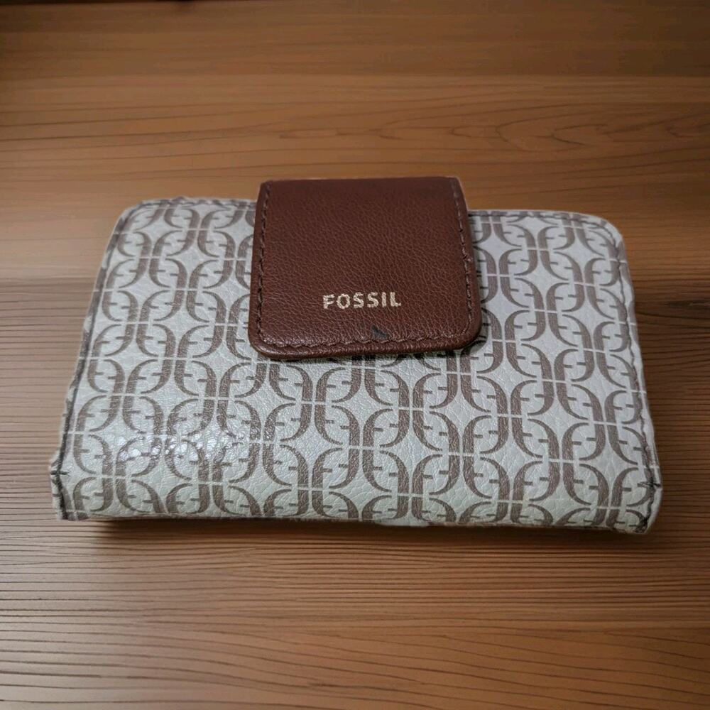 Fossil Madison Slim Clutch Wallet Taupe Tan Multi Logo Bifold Flap Preowned